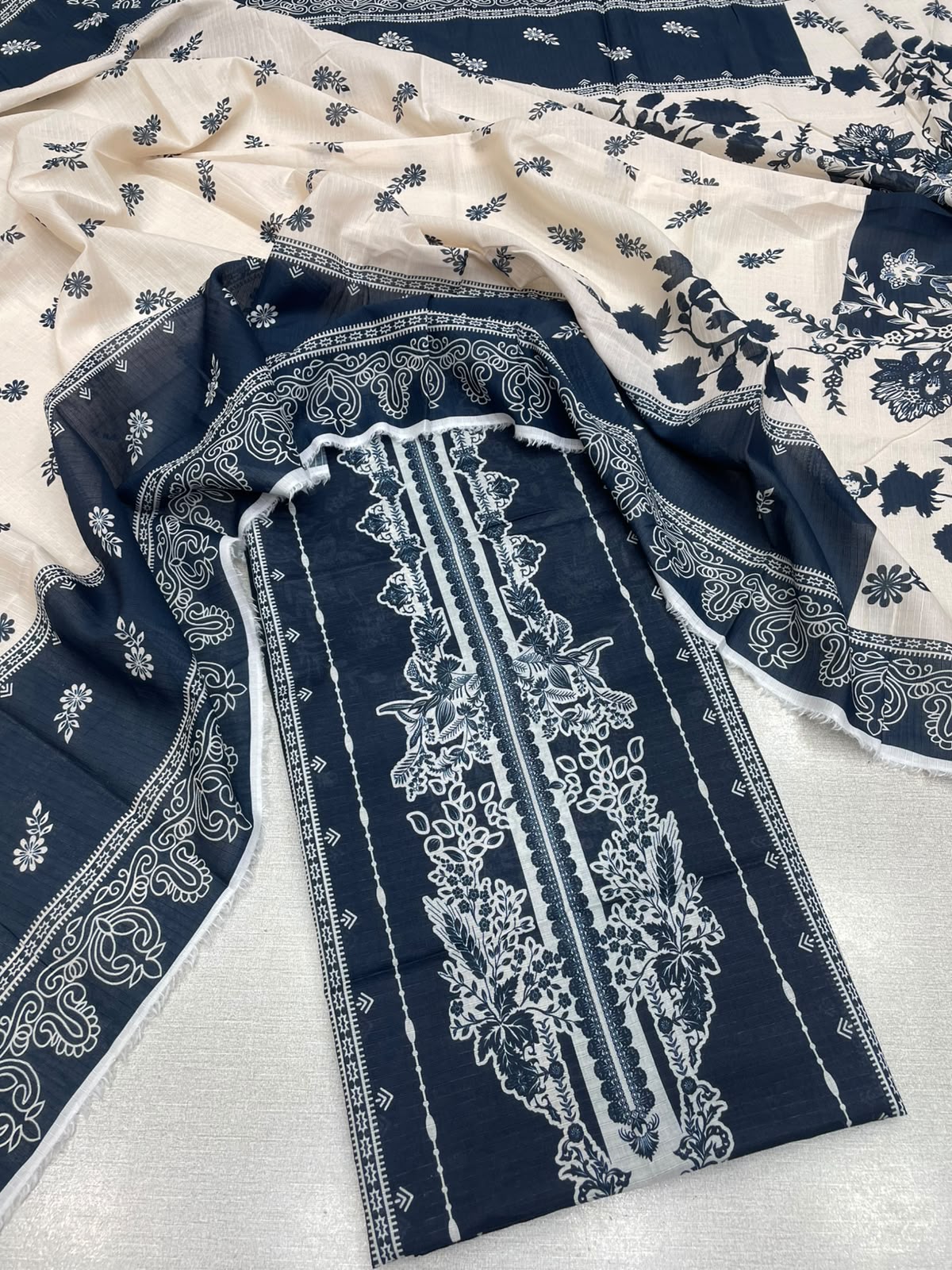 2Pc Bana Doria Lawn Kameez & Dupatta 579