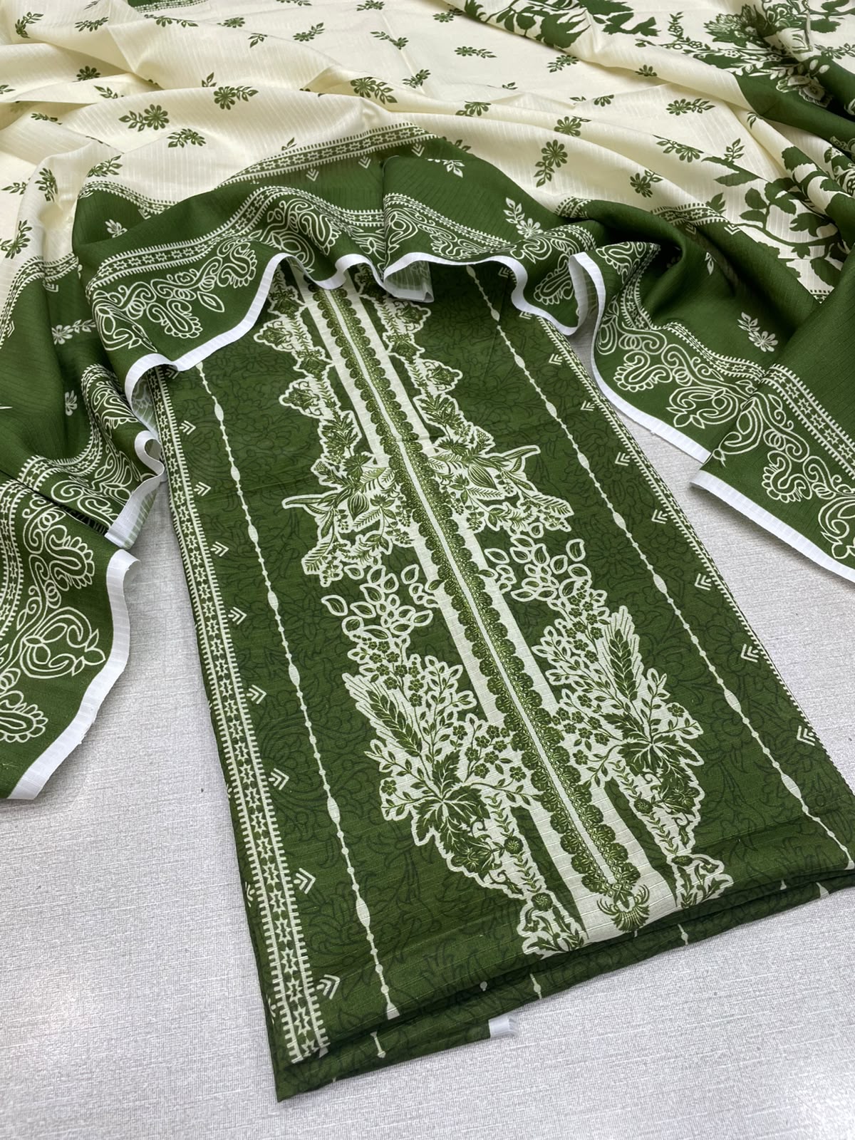 2Pc Karandi Kameez & Dupatta Unstitched Suit 579