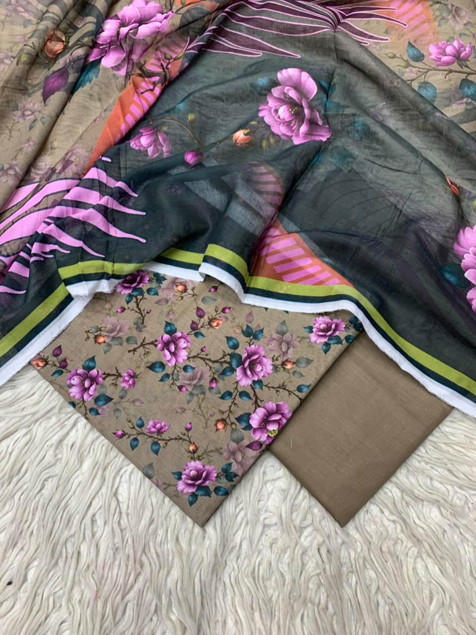 3Pc Lawn Digital Printed Unstitched Suit 15