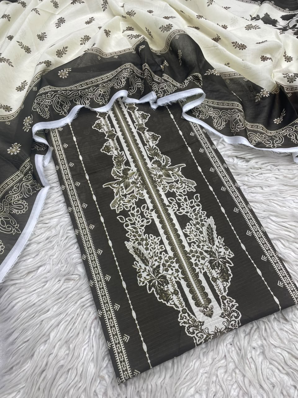 2Pc Bana Doria Lawn Kameez & Dupatta 579