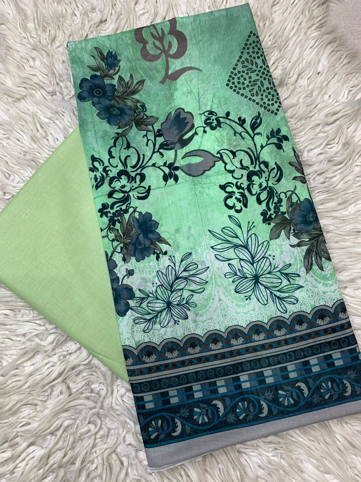 2Pc Printed Lawn Unstitched Suit 550