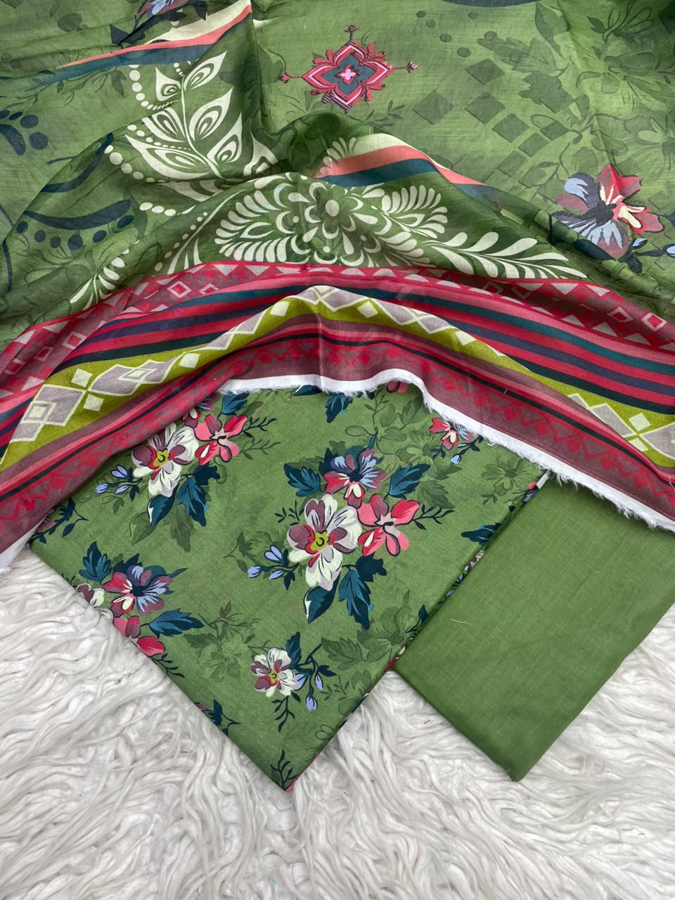3Pc Lawn Digital Printed Unstitched Suit 15