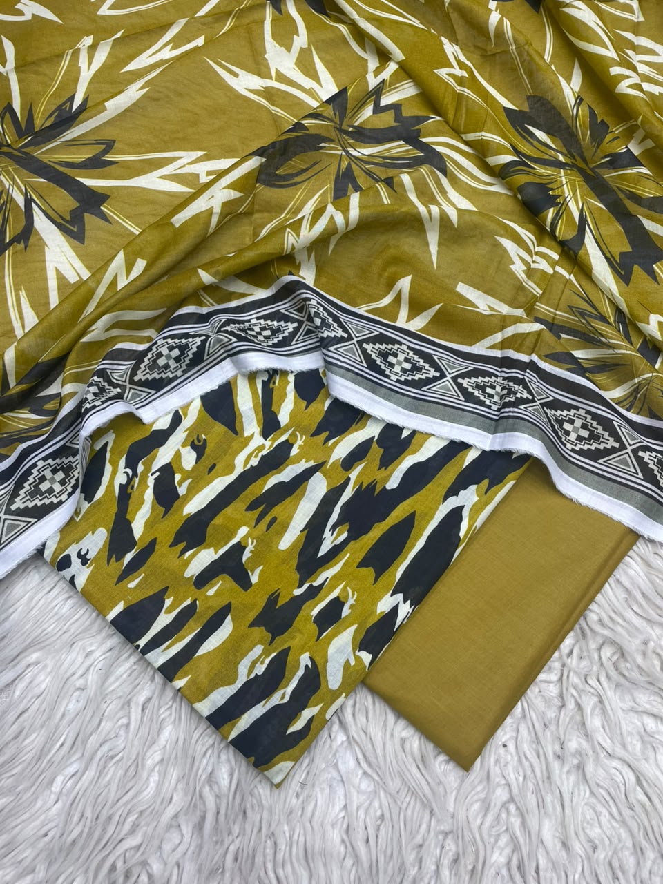 3Pc Lawn Digital Printed Unstitched Suit 15