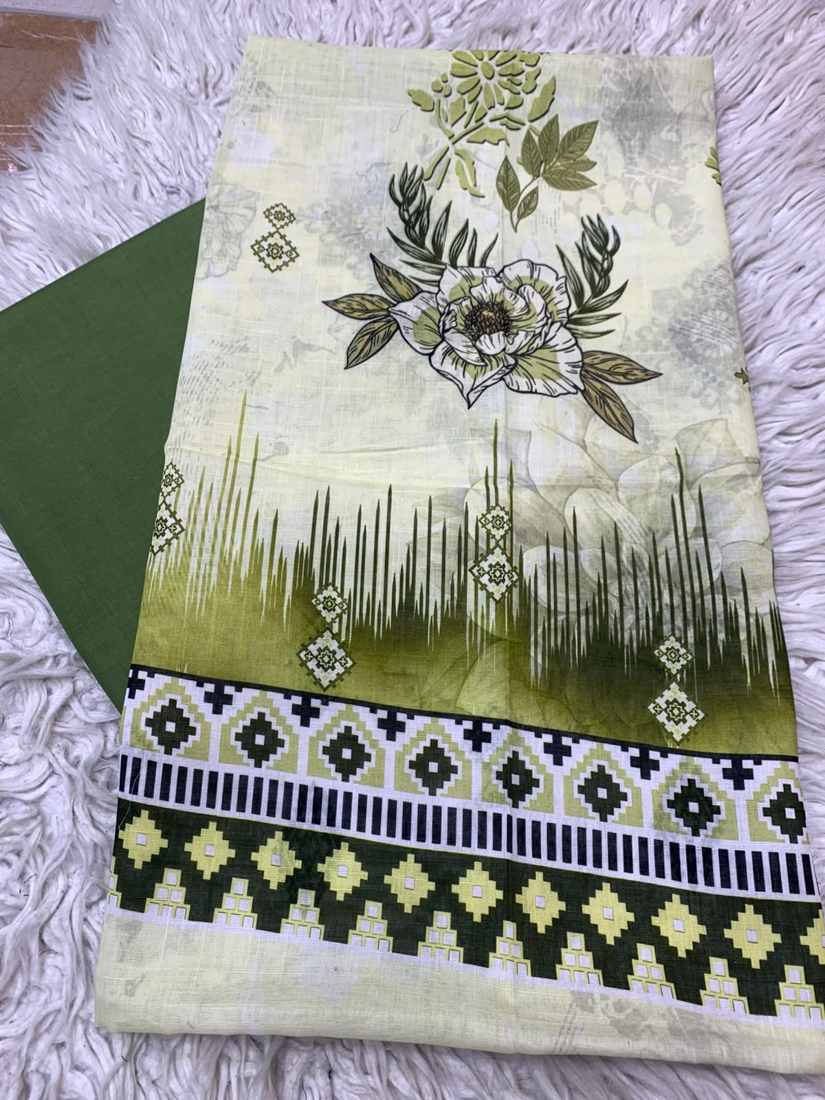 2Pc Printed Lawn Unstitched Suit 550