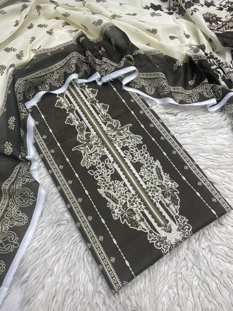 2Pc Bana Doria Lawn Kameez & Dupatta 579