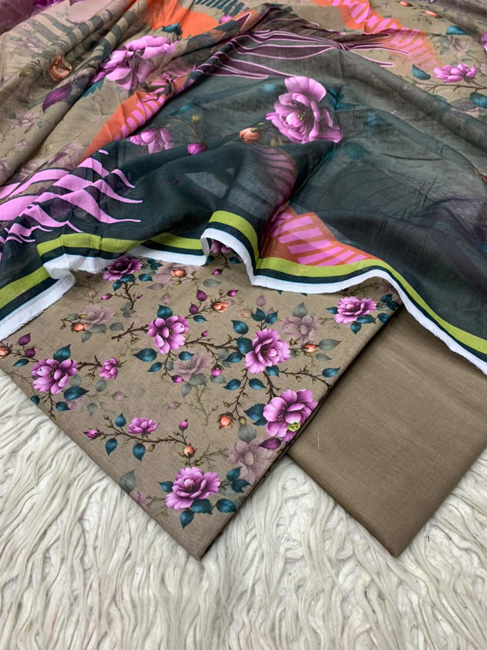 3Pc Lawn Digital Printed Unstitched Suit 15