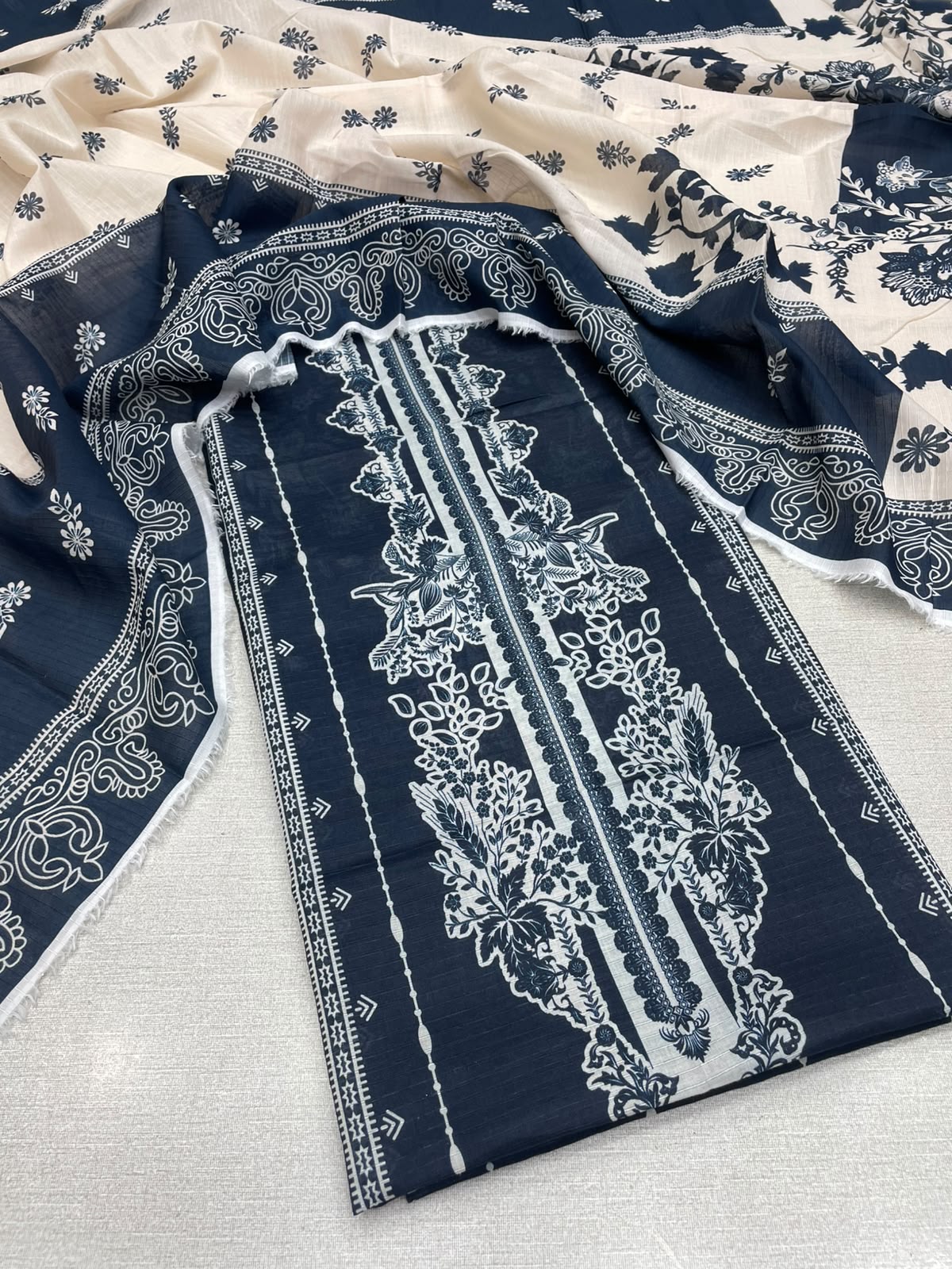 2Pc Bana Doria Lawn Kameez & Dupatta 579