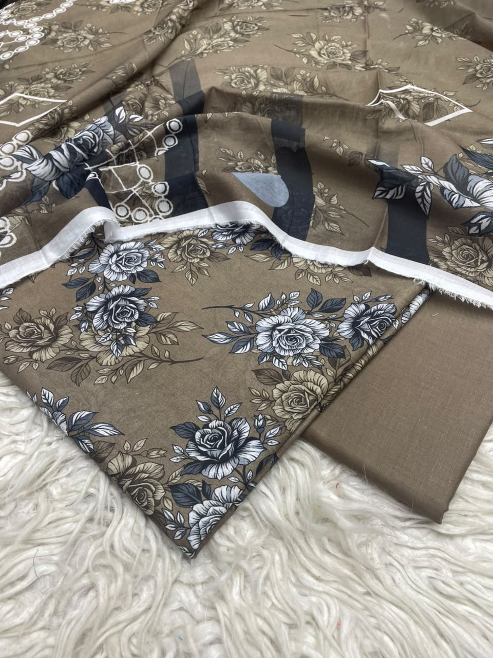 3Pc Lawn Digital Printed Unstitched Suit 15