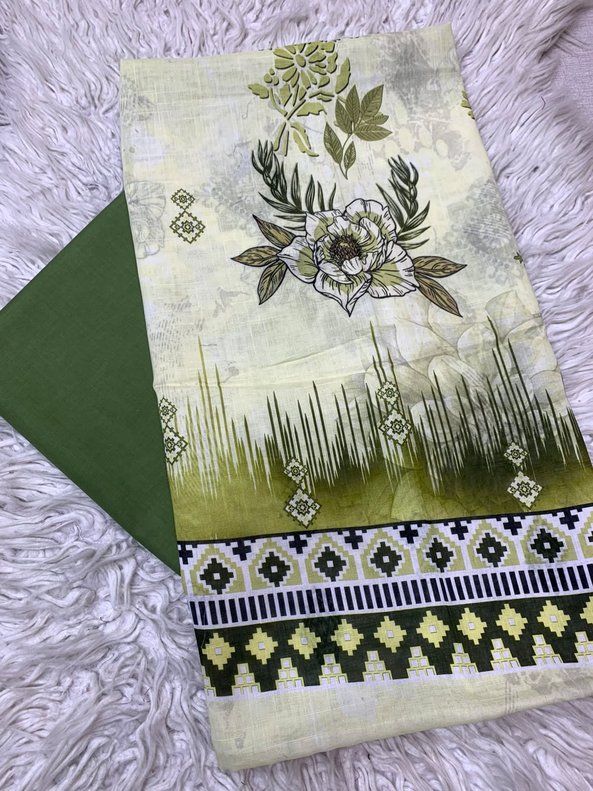 2Pc Printed Lawn Unstitched Suit 550
