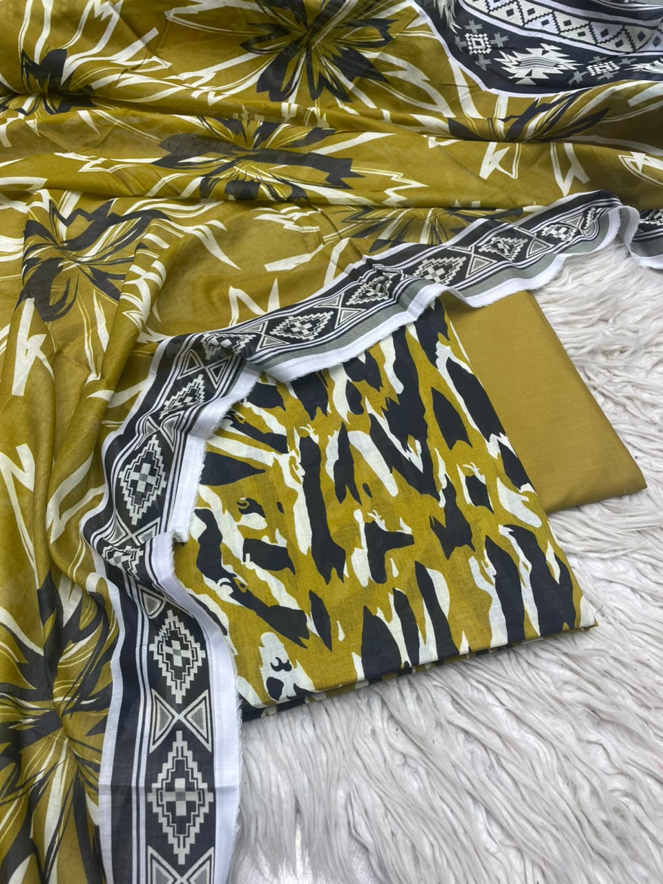 3Pc Lawn Digital Printed Unstitched Suit 15